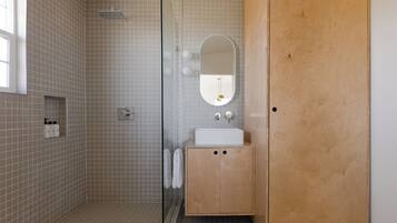 Dusch, hårtork, handdukar och tvål