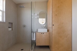 Douche, sèche-cheveux, serviettes fournies, savon