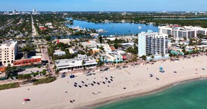 Ligstoelen aan het strand, strandlakens