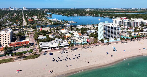 Chaises longues, serviettes de plage