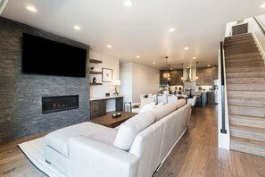 Smart TV, fireplace