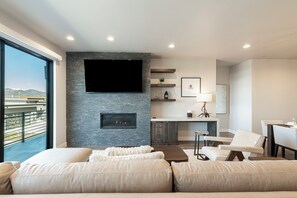 Smart TV y chimenea 