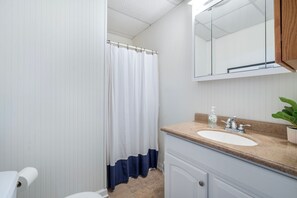 Hair dryer, towels, soap, toilet paper - The Bourbon Garage- walking distance to Buffalo Trace! (Frankfort)