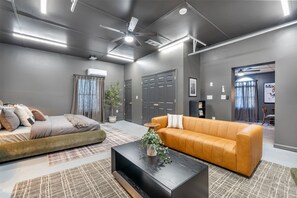 Living area - The Bourbon Garage- walking distance to Buffalo Trace! (Frankfort)