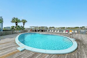 Een binnenzwembad, een buitenzwembad