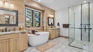 Shower, hair dryer, towels - Hearthstone Luxury Vacation Rental at Windcliff (Estes Park)