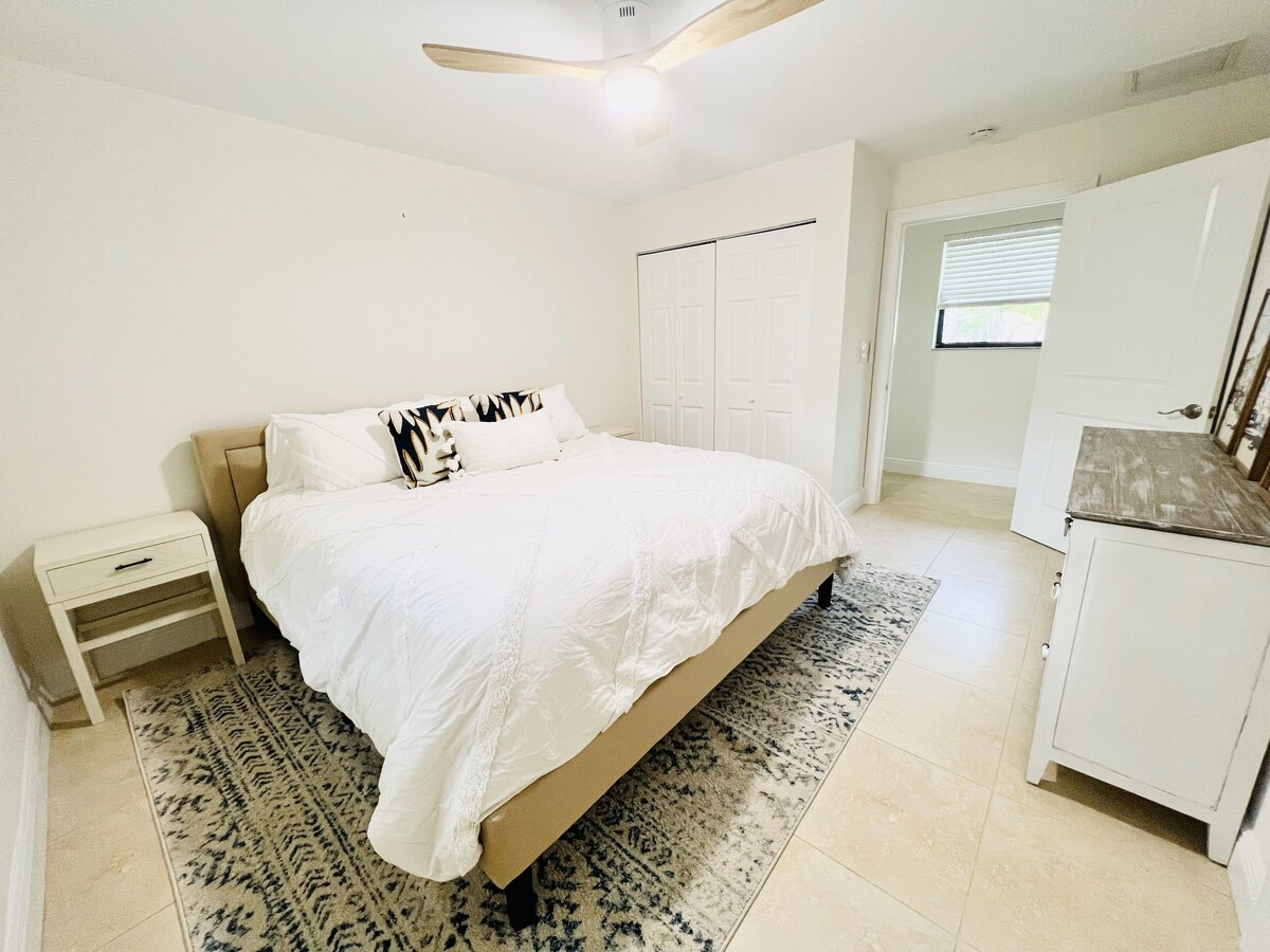 Photo 4 of Spacious 5-bedroom house in fabulous Naples - 1 mile to the beach!