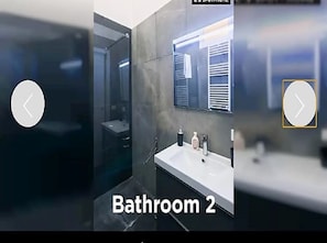 Douche, sĂšche-cheveux, bidet, serviettes fournies