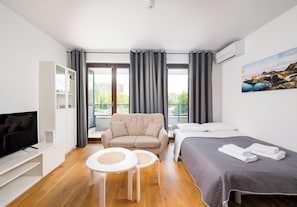 Iron/ironing board, WiFi, bed sheets - Sadyba Urban Quiet Studio (Warszawa)