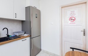 Kühlschrank, Mikrowelle, Herdplatte, Geschirrspüler