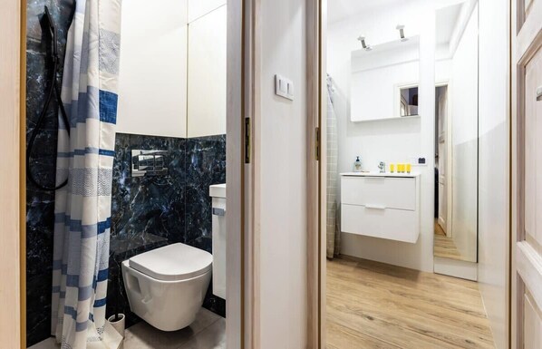 Dusche, Haartrockner, Handtücher, Seife