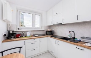 Kühlschrank, Mikrowelle, Herdplatte, Geschirrspüler