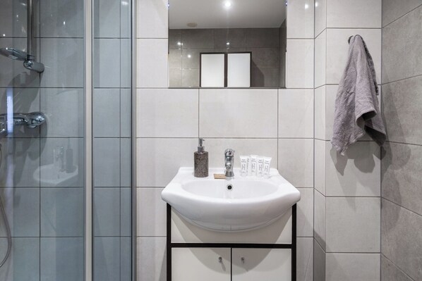 Douche, séchoir à cheveux, serviettes fournies, savon