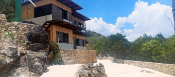 4 Bedroom 2-Storey Beach House with Pool