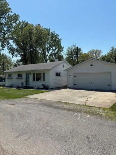 Charming 3-bedroom home in BayView- close to Cedar Point and the Sports Complex!