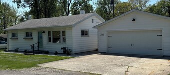 Charming 3-bedroom home in BayView- close to Cedar Point and the Sports Complex!