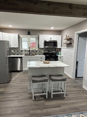 Microwave, oven, stovetop, dishwasher - Charming 3-bedroom home -Sandusky -BayView- close to Cedar Point Sports Complex! (Sandusky)