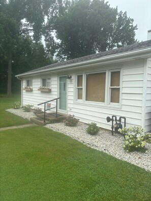 Exterior detail - Charming 3-bedroom home -Sandusky -BayView- close to Cedar Point Sports Complex! (Sandusky)