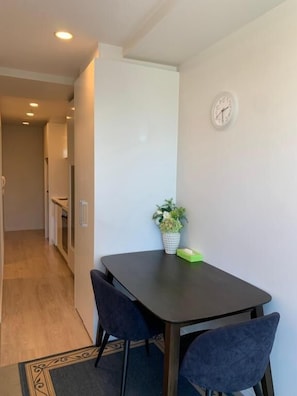 Estúdio superior, vista para a cidade | Opções para refeição no quarto