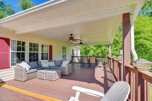 Terrace/patio - Private Dock: Pet-Friendly Home on Lake Sinclair (Sparta)