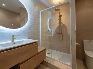 Douche, articles de toilette gratuits, sĂšche-cheveux