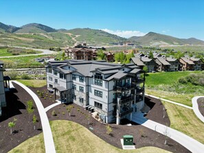 Exterior - Mayflower Lakeside 103 | Mountain View | Balcony | Full Kitchen | Private Bedrooms | Fireplace (Heber City)