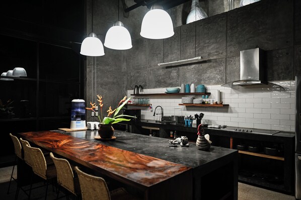 Micro-ondes, four, plaque de cuisson