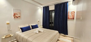 2 quartos, escrivaninha, ferros/tábuas de passar roupa