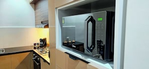 Réfrigérateur, micro-ondes, four, plaque de cuisson