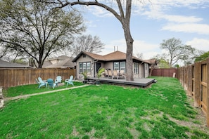 Terrace/patio - Heart of Dallas, 3 Bedroom, King Bed, Amazing Backyard (Dallas)