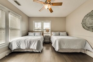 3 habitaciones, tabla de planchar con plancha, wifi y ropa de cama