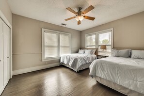 3 bedrooms, iron/ironing board, WiFi, bed sheets - Heart of Dallas, 3 Bedroom, King Bed, Amazing Backyard (Dallas)