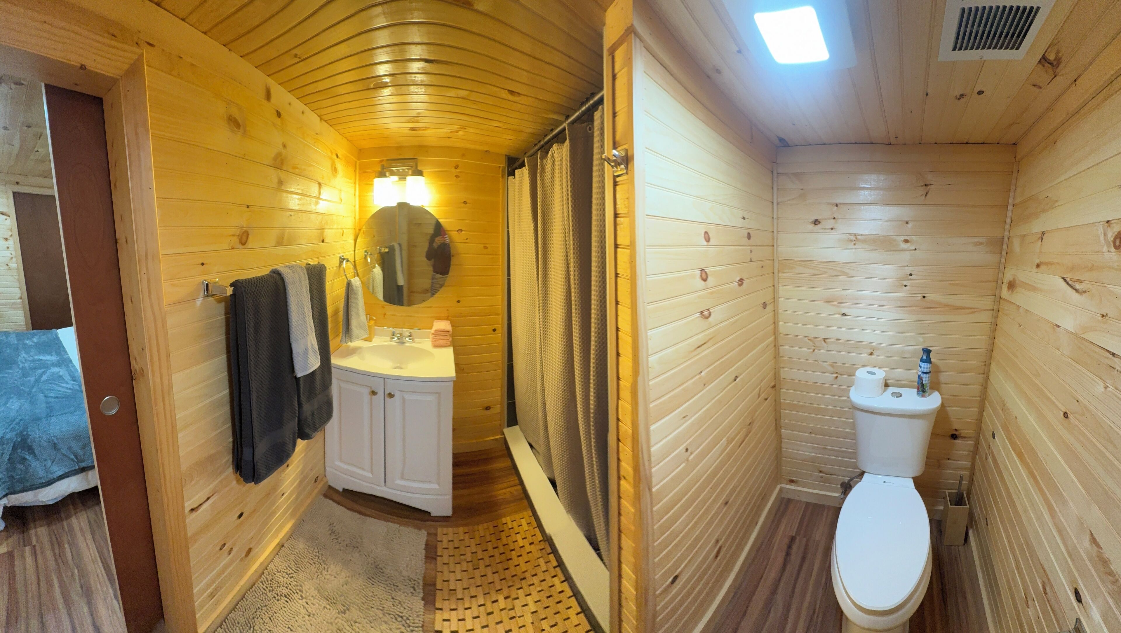 シャワー、タオル、石鹸、トイレットペーパー