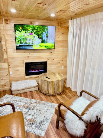 Interior. Cozy Rustic Walkout Basement Cabin in Historic Harpers Ferry