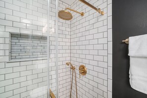 Douche, sèche-cheveux, serviettes fournies, savon