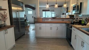 Een koelkast, een magnetron, een oven, een kookplaat