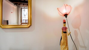 A room with a mirror, a lamp, and a wall clock. - Elegantis.it Eat Pray and Love in Rome - Near Navona Square and Campo de' Fiori (Roma)