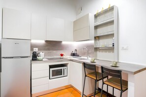 Kühlschrank, Mikrowelle, Ofen, Herdplatte