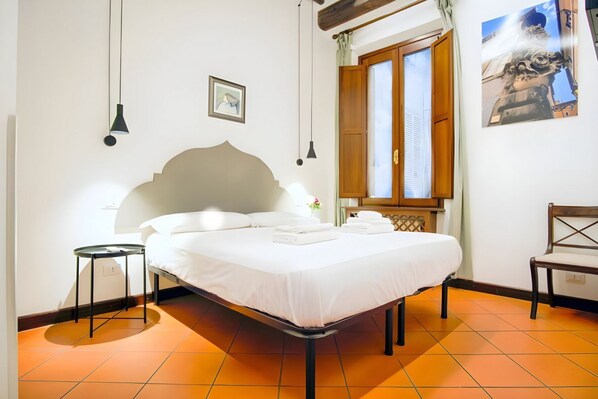 1 chambre, bureau, fer et planche à repasser, lit de bébé portatif