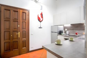 Réfrigérateur, four à micro-ondes, un four, surface de cuisson