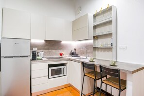 Réfrigérateur, micro-ondes, four, plaque de cuisson