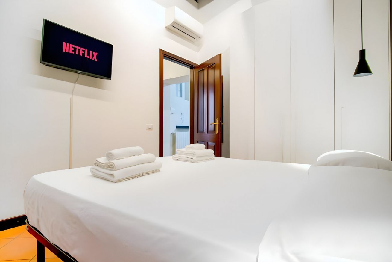 1 chambre, bureau, fer et planche à repasser, lit de bébé portatif