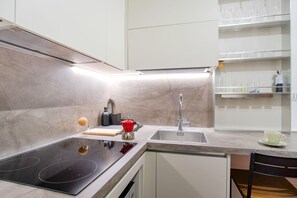 Kühlschrank, Mikrowelle, Ofen, Herdplatte