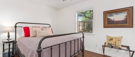 2 bedrooms, iron/ironing board, free WiFi, bed sheets