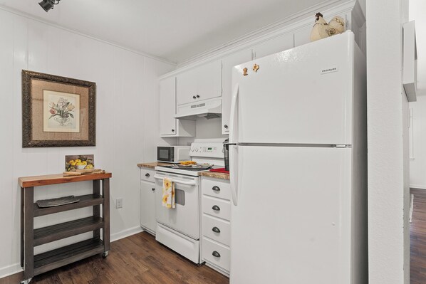 Kühlschrank, Mikrowelle, Ofen, Herdplatte