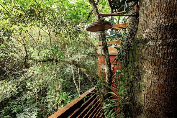 Casa de árbol familiar, balcón, vista a la montaña | Baño | Toallas, jabón, shampoo, papel de baño