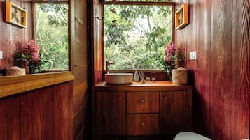 Casa de árbol familiar, balcón, vista a la montaña | Baño | Toallas, jabón, shampoo, papel de baño