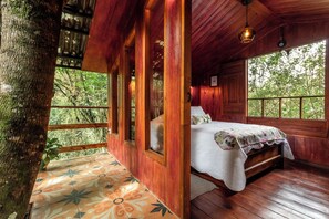 Familie boomhut, balkon, uitzicht op bergen