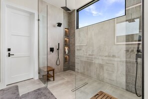 Dusche, Haartrockner, Handtücher