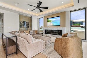 Smart TV y chimenea 